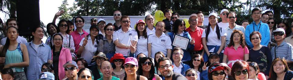 A large group of Stroll for Liver participants pose for a picture