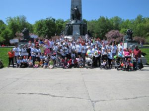 A large group of Stroll participants pose at Mont Royal