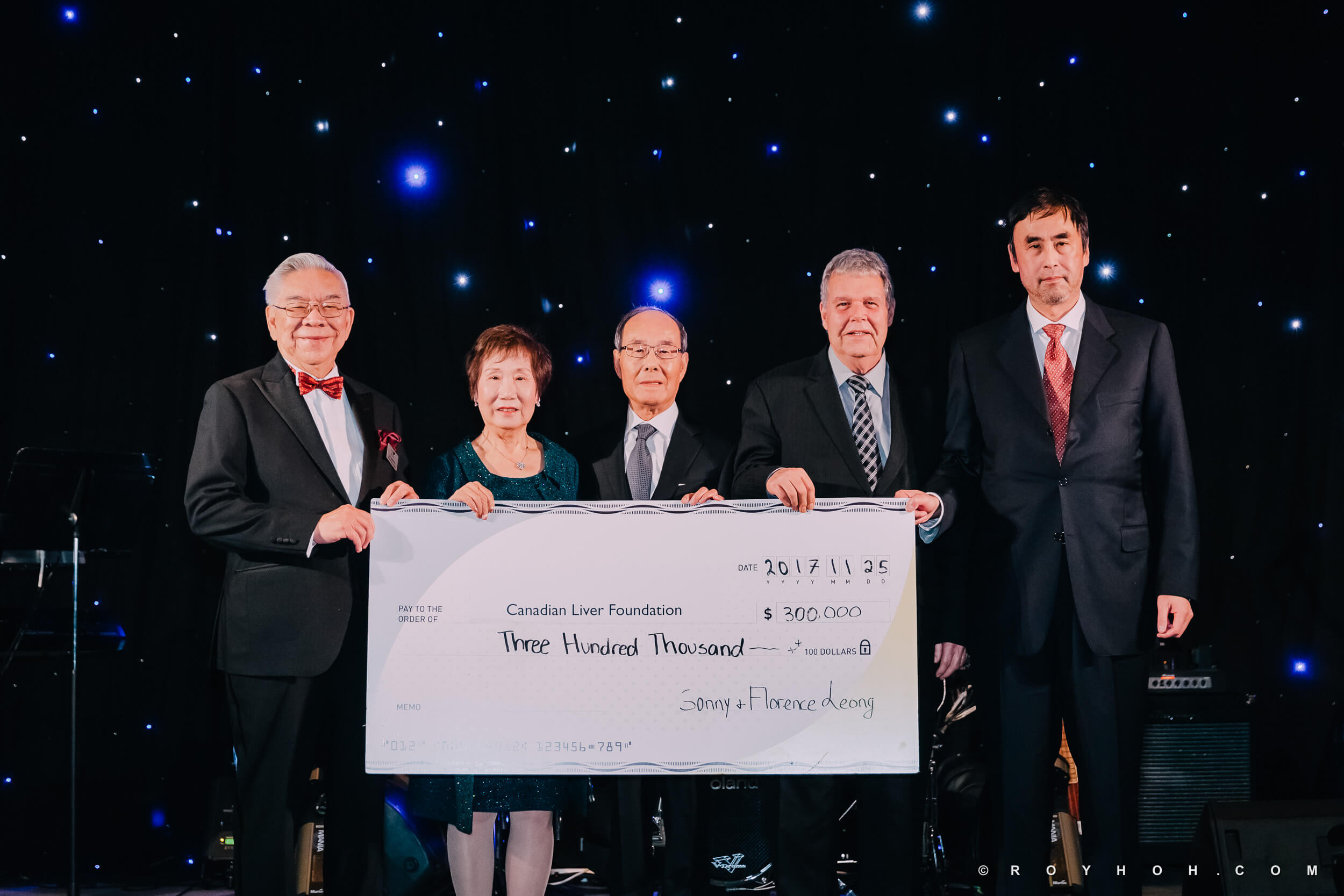 (From left to right) Dr. Francis Ho, Florence Leung, Sonny Leung, Gary Fagan and Dr. Peter Kwan at the 2017 Vancouver LIVERight Gala after the cheque presentation for the HepBeware screening project