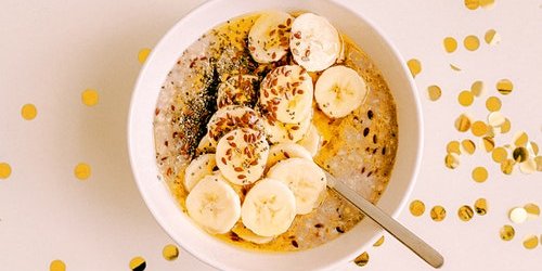 A bowl of oatmeal with oats